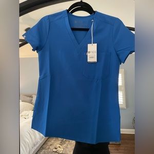 New with tags - figs caterina one pocket scrub top